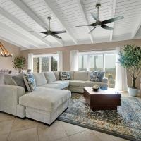 Stunning Beachfront Villa Near Cocoa Beach Pier, hotell i Cocoa Beach