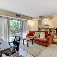 1 Mi to UMD Convenient and Cozy Condo with Patio!, hotel poblíž College Park - CGS, Berwyn Heights
