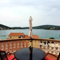 Apartments Perina Tisno، فندق في تيسنو