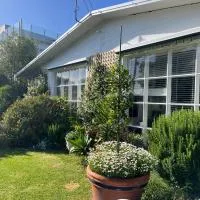 Convenient Sunset Beach and Garden, hotel u gradu Frankston