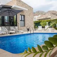 Modern villa with a private pool，位于波洛普的酒店