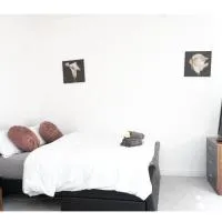 Spacious and Comfy Pad - Perfect for Long Stays & Contractors - Close to Sports Village, Leigh Market, and Mesnes Park - Easy Parking - Speedy Wi-Fi - Free On-Site or Nearby Parking - Private Luxury Garden, hotel u gradu Leigh