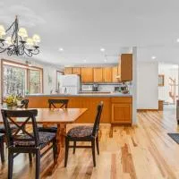 Lovely House 5 Min to Beach with Deck Grill and Garage, hotel di Eastham