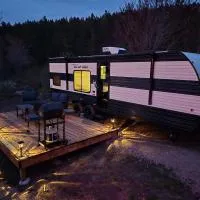 Moceanset Getaways - Luxurious, Ocean, Mountain And Sunset Views "Camping Experience", hotel v mestu Dingwall