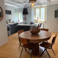 Charmante petite maison avec baignoire Balneo et video projecteur, hotel a Chaudes-Aigues