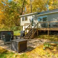 Viesnīca Charming Little House at Buckleberry View EV Recharge Gorgeous View Hot Tub pilsētā Spring Mills