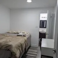 Basement two Queen beds and one single with two full washrooms by YKF airport, hotel u gradu 'Kitchener'