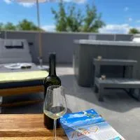 Dalmatia Nin Apartment with Private Jacuzzi، فندق في نين