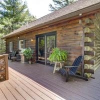 5 Mi to Plymouth Rock Log Cabin Getaway!, hotel blizu aerodroma Plymouth Municipal - PYM, Plimut
