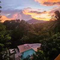A Touch of Pink Secret Eco Retreat with Pool, Starlink WiFi, Netflix, Mountain Views - Peaceful Stay in Puerto Princesa Near Underground River, Firefly Watching, and Waterfalls - Perfect Stop Between El Nido, Port Barton, and Puerto City - Scooter Rental, מלון בפוארטו פרינססה
