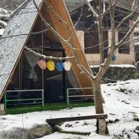 Sunshine Cafe & Cottage Riverside, hotel en Shoja