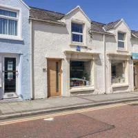 Medical Hall, hotel v destinaci Cemaes Bay