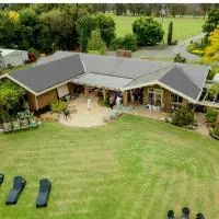Luxe HomeStay 1 BEDROOM Option at 6 O'Clock Shadows, hotel Orbostban