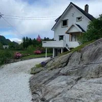 Peaceful Riverfront Home with Views – hotel w mieście Ålgård