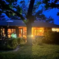 Private 5 star ranch duplex with million dollar view pet & smoking friendly, hotel v mestu Hamilton