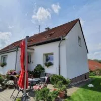 Complete living with a garden, hotel sa Mochtín