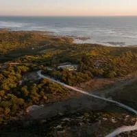 Buttons By The Beach - beach house on King Island, ξενοδοχείο σε Yambacoona