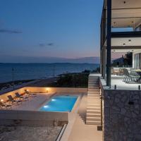 Villa Serena Luxury Seafront Escape with Pool, hotel v destinaci Privlaka