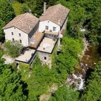 Maison Hélice - gîte en bord de rivière - Ardèche、アントレーグのホテル