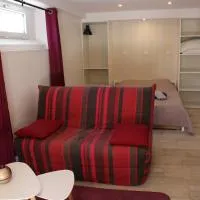 charmant studio plain-pied parking gratuit، فندق في Grignon