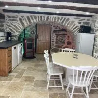 Entre Eaux et Roches - Gîte dans maison ardéchoise de caractère, hotel a Beaumont