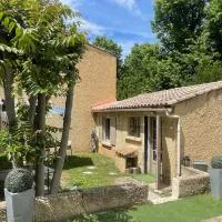 Jolie petite maison Avignon - Montfavet、モンファヴェのホテル