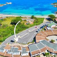 223 Seafront Apartment with Beach Access in Baja Sardinia - by Coral Property, hotel i Baja Sardinia