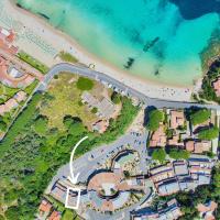 222 Seafront Apartment with Beach Access in Baja Sardinia - by Coral Property, hotel a Baja Sardinia