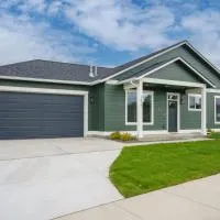 Golf Getaway, Hot Tub, EV Charger, New 2025 Build, hotelli kohteessa Post Falls