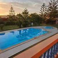 Maison dans espace calme, avec piscine et plage à quelques minutes à pied, hotel v destinácii Aourir