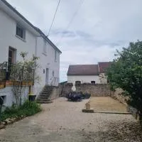LE ROCAGERMANOIS - Jolie maison de village, hotelli kohteessa Saint-Germain-le-Rocheux