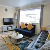 Cosy 2 Bedroom House Stevenage Old town Close to Train Station Free Parking Sleeps 4-6, hotel en Stevenage