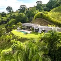 Modern Villa Surrounded by Nature and Gardens with Pool and Stunning Mountain and River Views, hotel u gradu 'La Tebaida'