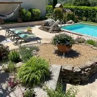 Le petit bastidon gîte à Oppède avec piscine, viešbutis mieste Opede