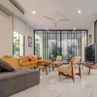 Sukumvit Pool Villa 5BR 5-7min-walk to Thonglor Sky train, hotel v destinaci Klong Toi