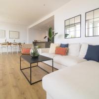 Seafront Apartment in Calella with Beach Access, hotel en Calella