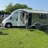 Izzie The Glampervan, хотел в Фейвършам