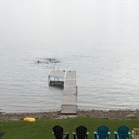 By The Bay Cozy Waterfront Retreat, отель рядом с аэропортом Wiarton Airport - YVV в городе Уиартон