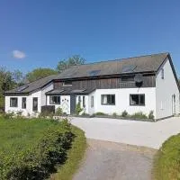 Spacious 6 bedroom retreat in peaceful location: Craughwell şehrinde bir otel