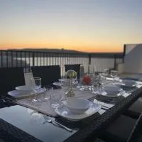 Seafront Penthouse with Large Terrace and Panoramic Views-Mellieha Bay Ghadira, hotelli kohteessa Mellieħa