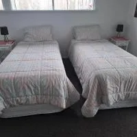 Private room with ensuite, viešbutis mieste Cable Bay