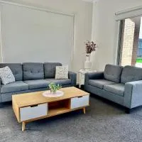 Spacious 4BR Family Home - Sleeps up to 8 Guests - By Saga Living, ξενοδοχείο σε Melton South