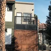 Cómodo y moderno departamento con cochera en Mendoza, хотел в Las Heras