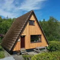 1 Bedroom Cabin with Mountain & Loch Views - Quiet Location between Glencoe & Ben Nevis, hotel a Corran