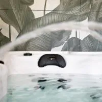 Burbujas de amor - gîte avec spa et sauna privatifs, Hotel in Loubès-Bernac