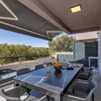 Luxury Apartment Nikolina with Garage, hotel v Tučepi