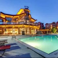 Kelowna family-friendly lake & Mountain view Luxury condo with AC, pool, Hot tub, near winery and shopping center、West Kelownaのホテル