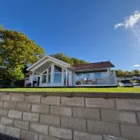 Sea view and beachfront house, hotel u gradu 'Ljungskile'