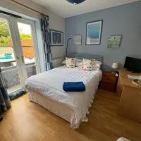 Comfortable Guest stay in Paddock Wood and we also offer second bedroom for children or friends travelling together: Paddock Wood şehrinde bir otel
