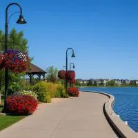 Cozy 2-Bedroom Suite 5 Minutes Walk to Chestermere Lake, ξενοδοχείο σε Chestermere
